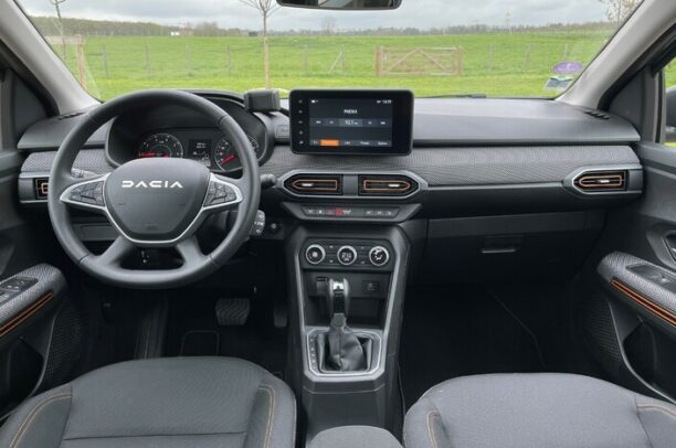 Sandero Stepway Auto 2 612x - location voiture Tunisie AeroPro Car